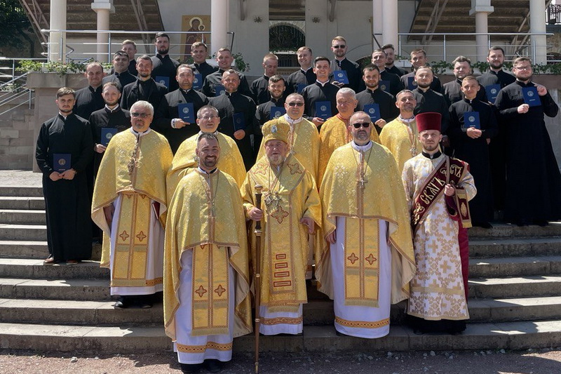 photo 5472388209347512636 y